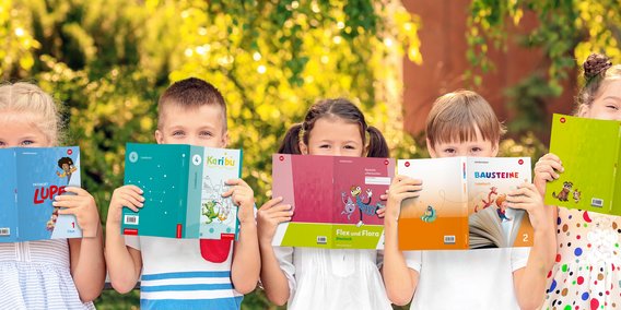 Grundschulkinder mit Westermann-Schulbüchern