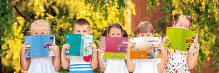 Kinder mit Westermann-Schulbüchern