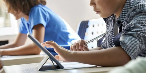 Schüler mit Tablet im Unterricht