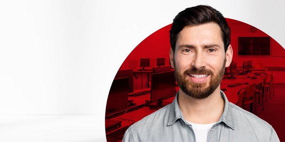 Lehrer vor Klassenraum