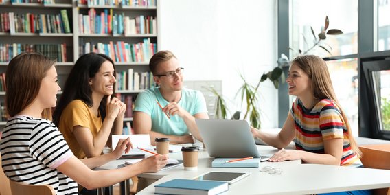 Schüler diskutieren in Gruppenarbeit