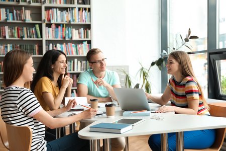 Schüler diskutieren in Gruppenarbeit