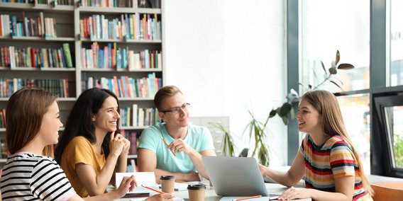 Schüler diskutieren in Gruppenarbeit