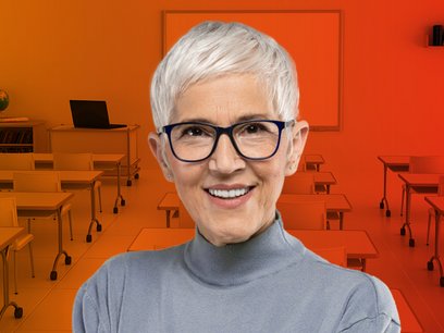 Lehrerin vor Klassenraum
