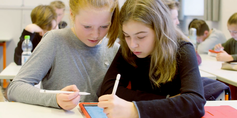 Zwei Schülerinnen konzentriert am Tablet