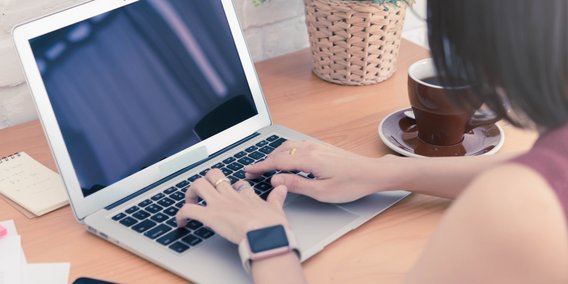 Junge Frau arbeitet am Laptop