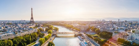 Blick auf Paris mit Eiffelturm und Seine