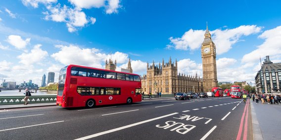 Doppeldecker-Bus vor Big Ben in London