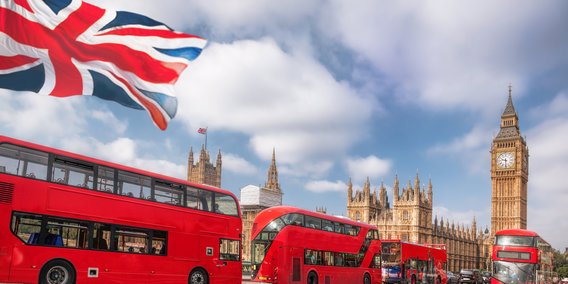 Rote Doppeldeckerbusse in London vor Big Ben