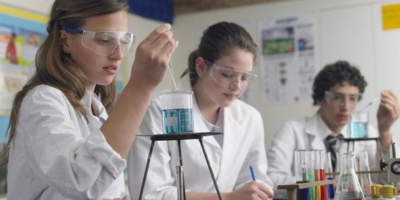 Schülerinnen bei Chemie-Experiment