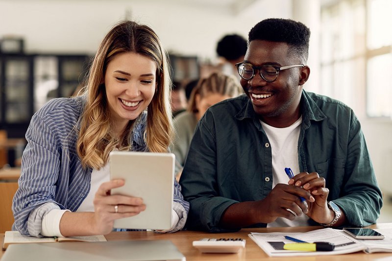 Azubis mit Tablet in Klassenraum