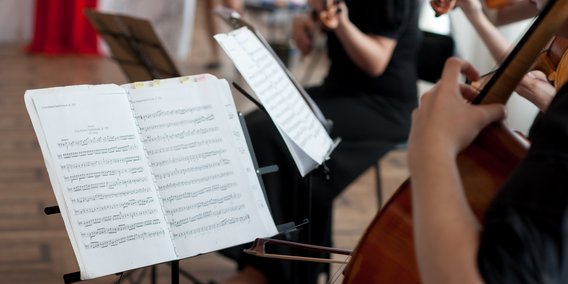 Notenständer in einem Streichorchester