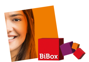 lächelnde Schülerin, BiBox-Logo in 3D
