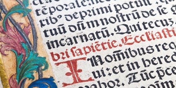 Lateinischer Text in historischem Buch